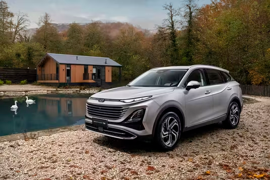 Автомобиль у озера